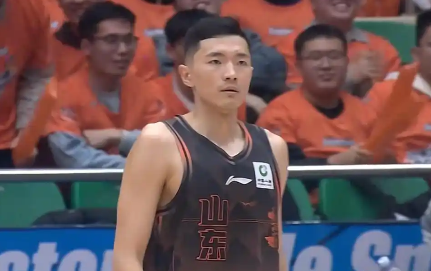 黑白体育-山东男篮常规赛总结：高开低走难突破，全方位短板掣肘球队前行！